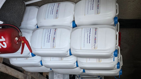 Какая химия используется в бассейне жилого комплекса (и зачем она нужна)